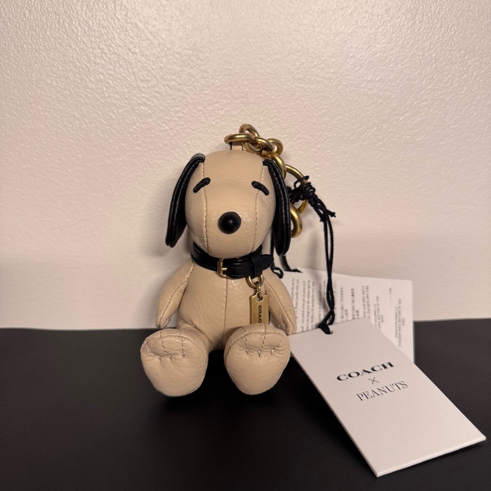 Coach x Peanuts Snoopy Leather Bag Charm #CBH29
Authentic Ships Same or Next Day